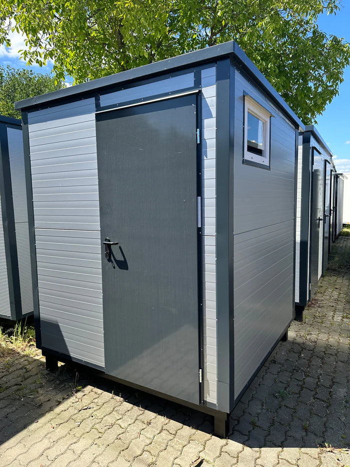 SANITÄRCONTAINER 2,00 x 2,00 M MIT TOILETTE UND URINAR